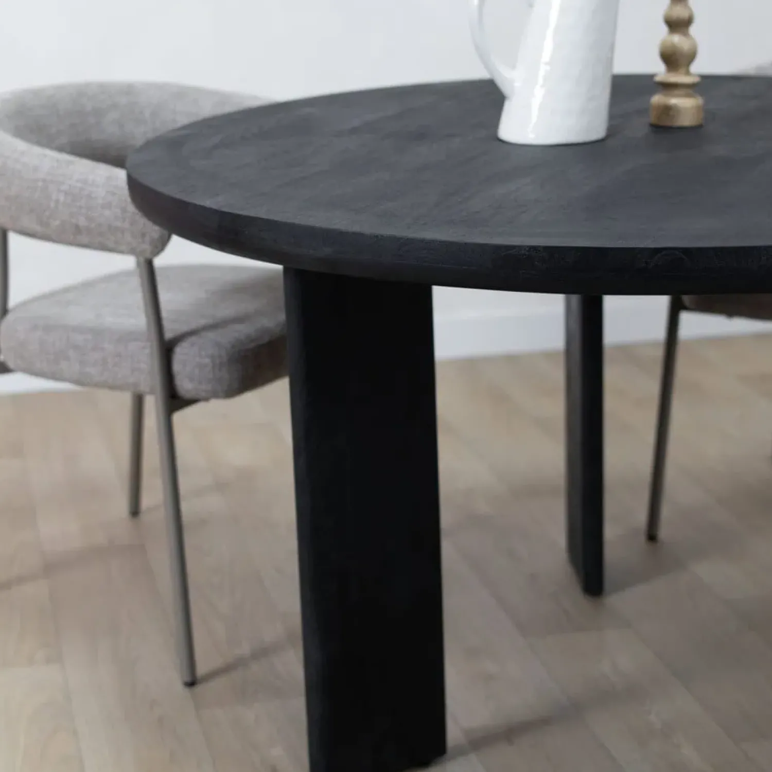 Vane Living Eettafels|Arne Eettafel zwart Rond 130cm