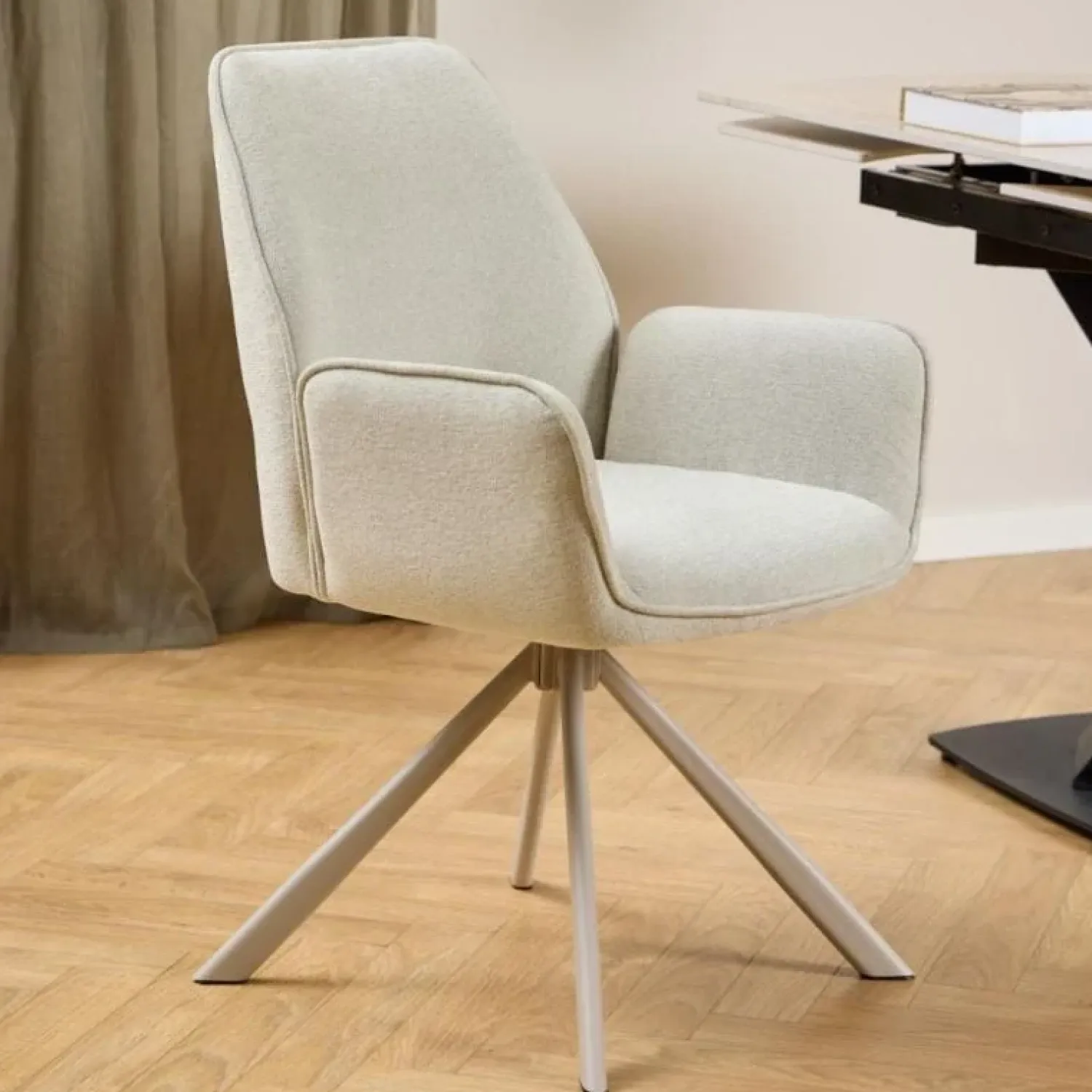 Nordhavn Eetkamerstoelen|Bella Eetkamerstoel beige met beige onderstel