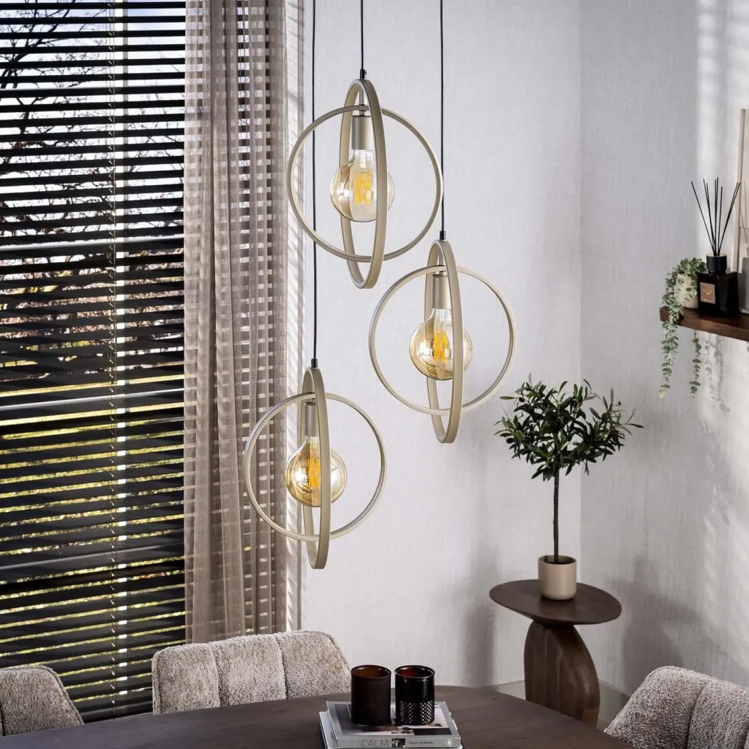Kalfort Hanglampen|Bellamy 3-lichts getrapte Hanglamp Beige