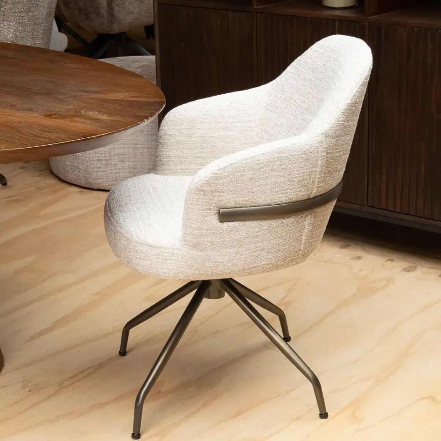 Vellori Design Eetkamerstoelen|Brooklyn Eetkamerstoel - be great cream 11 Atlas 360 anodic bruin