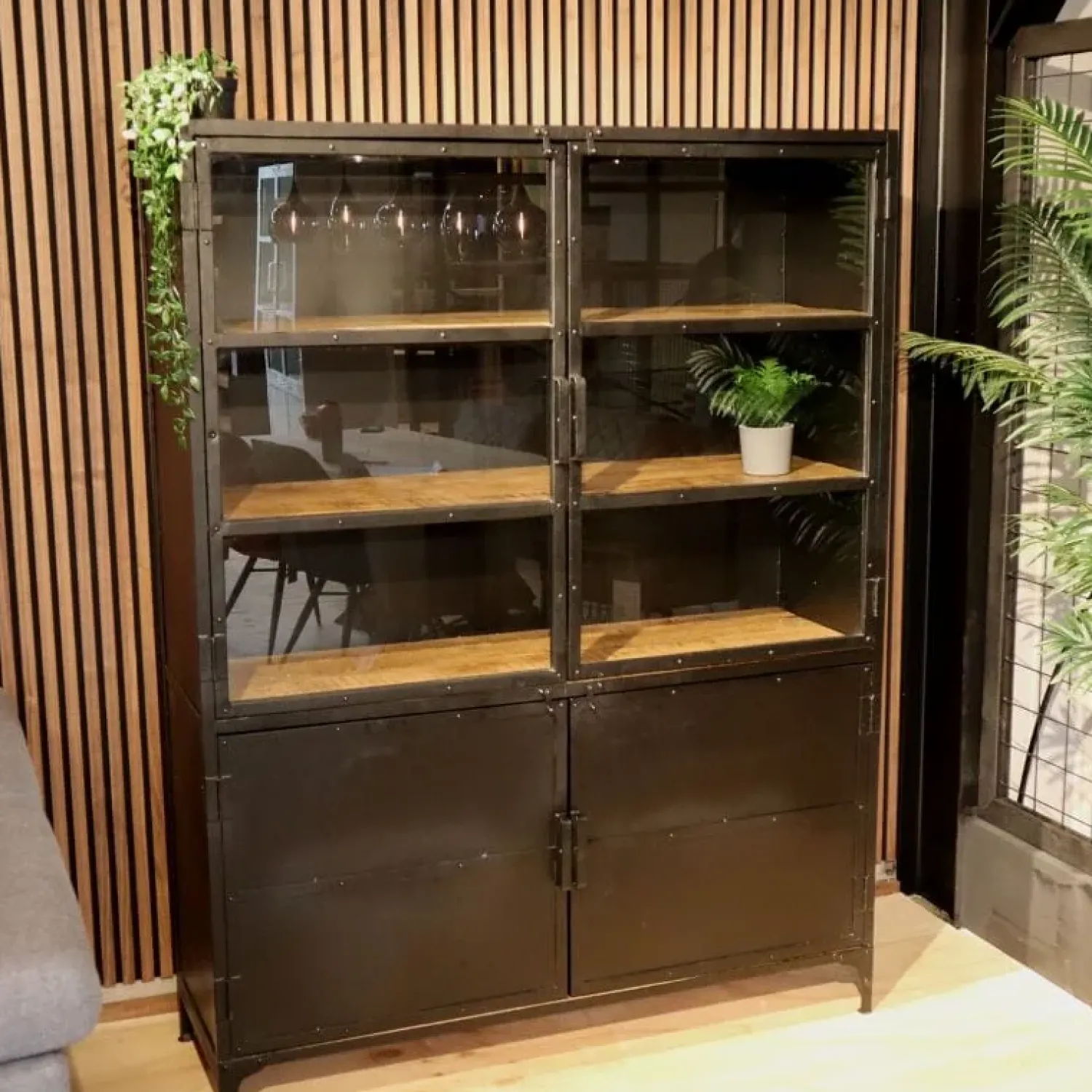 Cavetown Wandkasten|Vitrinekasten|Buffetkast industrieel Trevor zwart/ houten planken 140cm