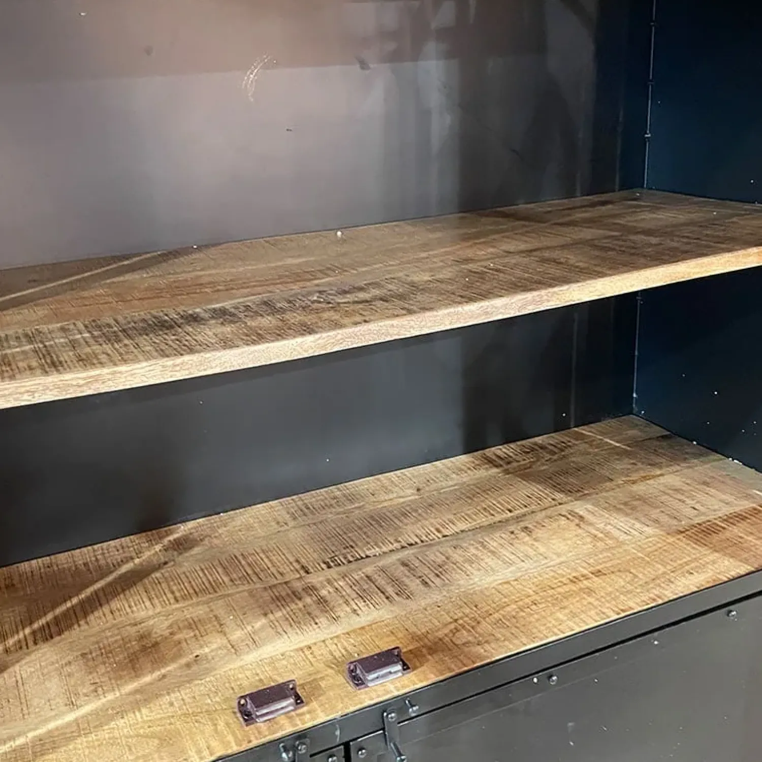 Cavetown Wandkasten|Vitrinekasten|Buffetkast industrieel Trevor zwart/ houten planken 140cm