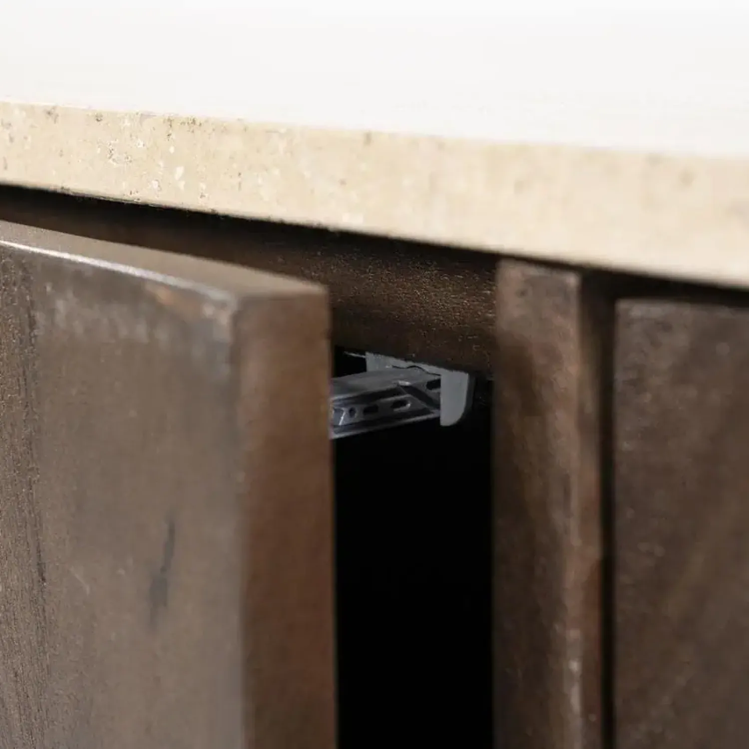 Eleonora Dressoirs|Industriele Kasten|Dressoir Lio mangohout 3 deurs 200cm
