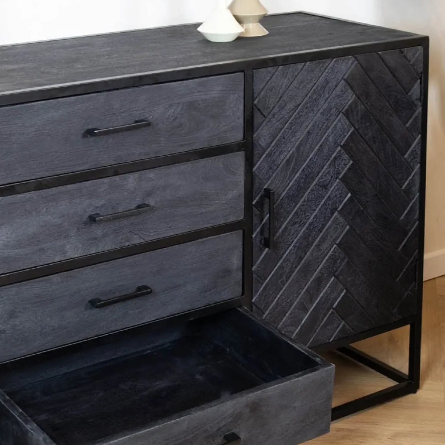 Furndea Dressoirs|Industriele Kasten|Dressoir mangohout Scandi industrieel visgraat zwart - 165cm