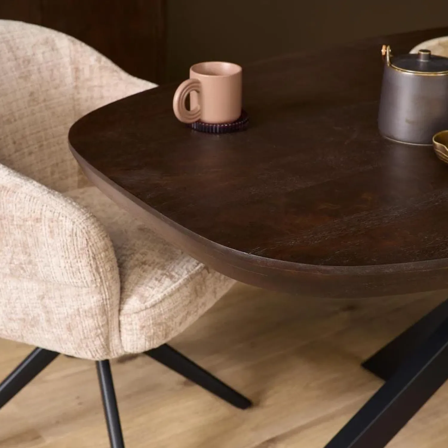 Furndea Eettafels|Eettafel Martin Deens ovaal Walnoot Zwarte poot 160cm