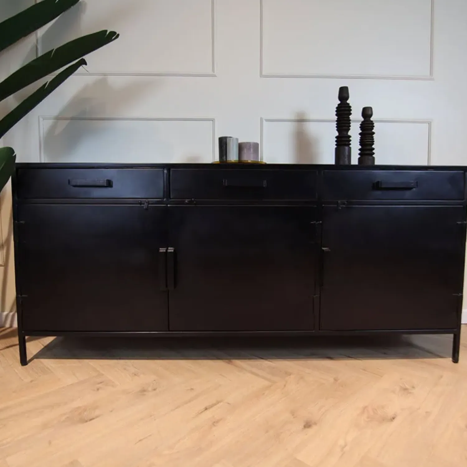 Cavetown Dressoirs|Industriele Kasten|Figue dressoir 180cm zwart