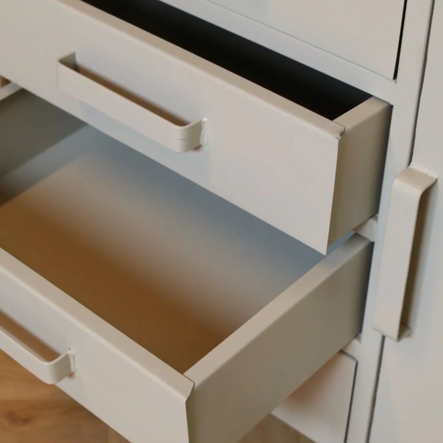 Cavetown Vitrinekasten|Industriele Kasten|Figue vitrinekast hoog taupe 136cm