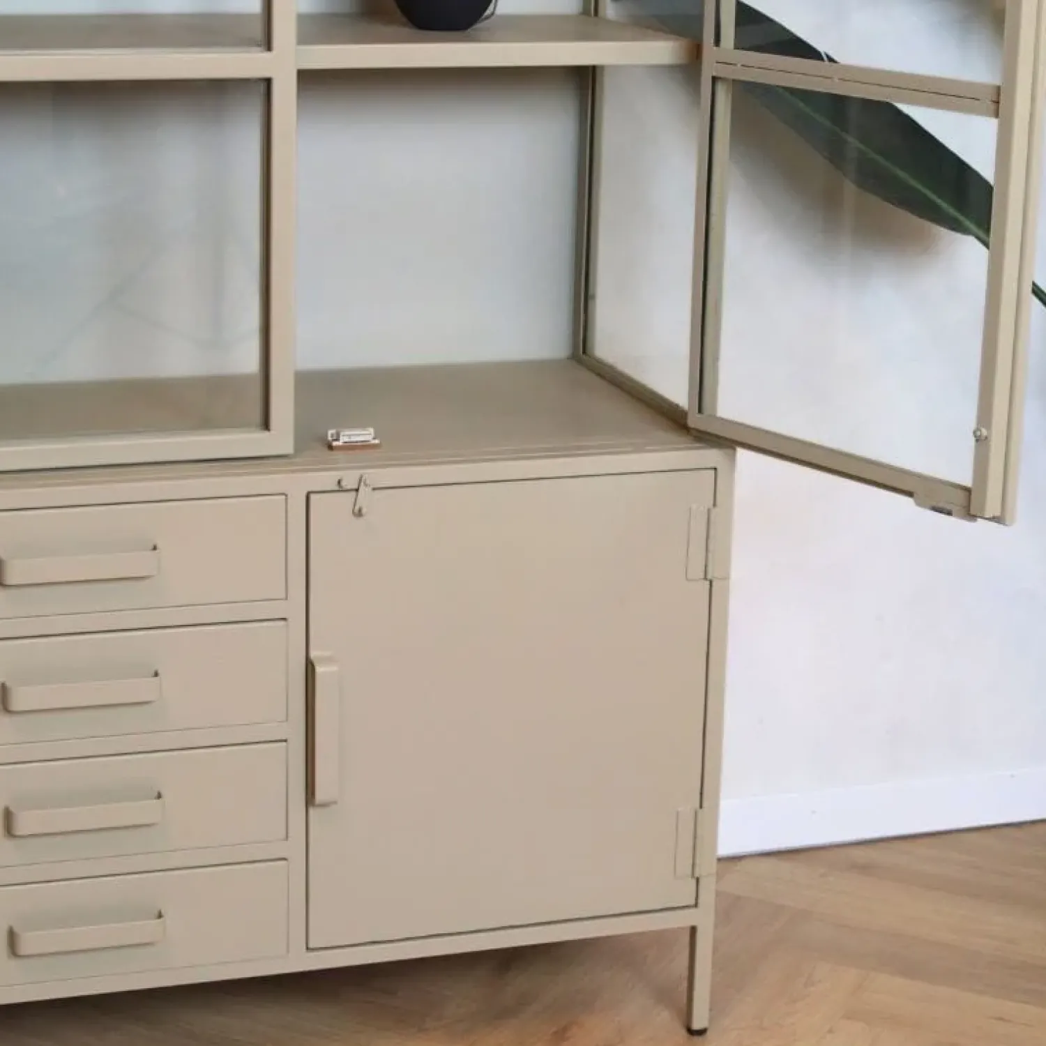 Cavetown Vitrinekasten|Industriele Kasten|Figue vitrinekast hoog taupe 136cm