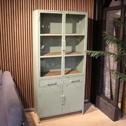 Cavetown Vitrinekasten|Industriele Kasten|Figue vitrinekast industrieel olijfgroen / houten planken 90cm