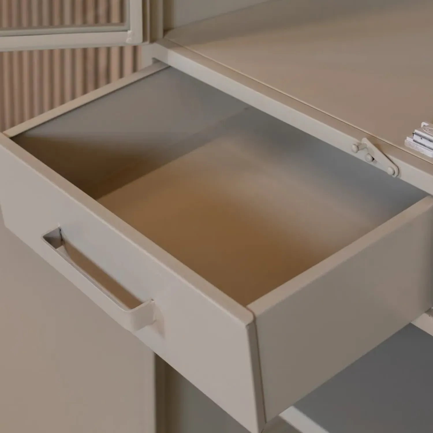 Cavetown Vitrinekasten|Industriele Kasten|Figue vitrinekast industrieel taupe binnenkant 90cm
