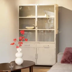 Cavetown Vitrinekasten|Industriele Kasten|Figue vitrinekast industrieel taupe binnenkant 120cm