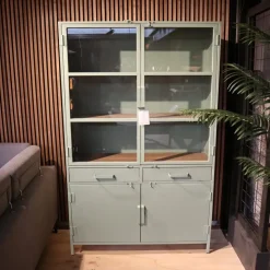 Cavetown Vitrinekasten|Industriele Kasten|Figue vitrinekast industrieel olijfgroen / houten planken 120cm