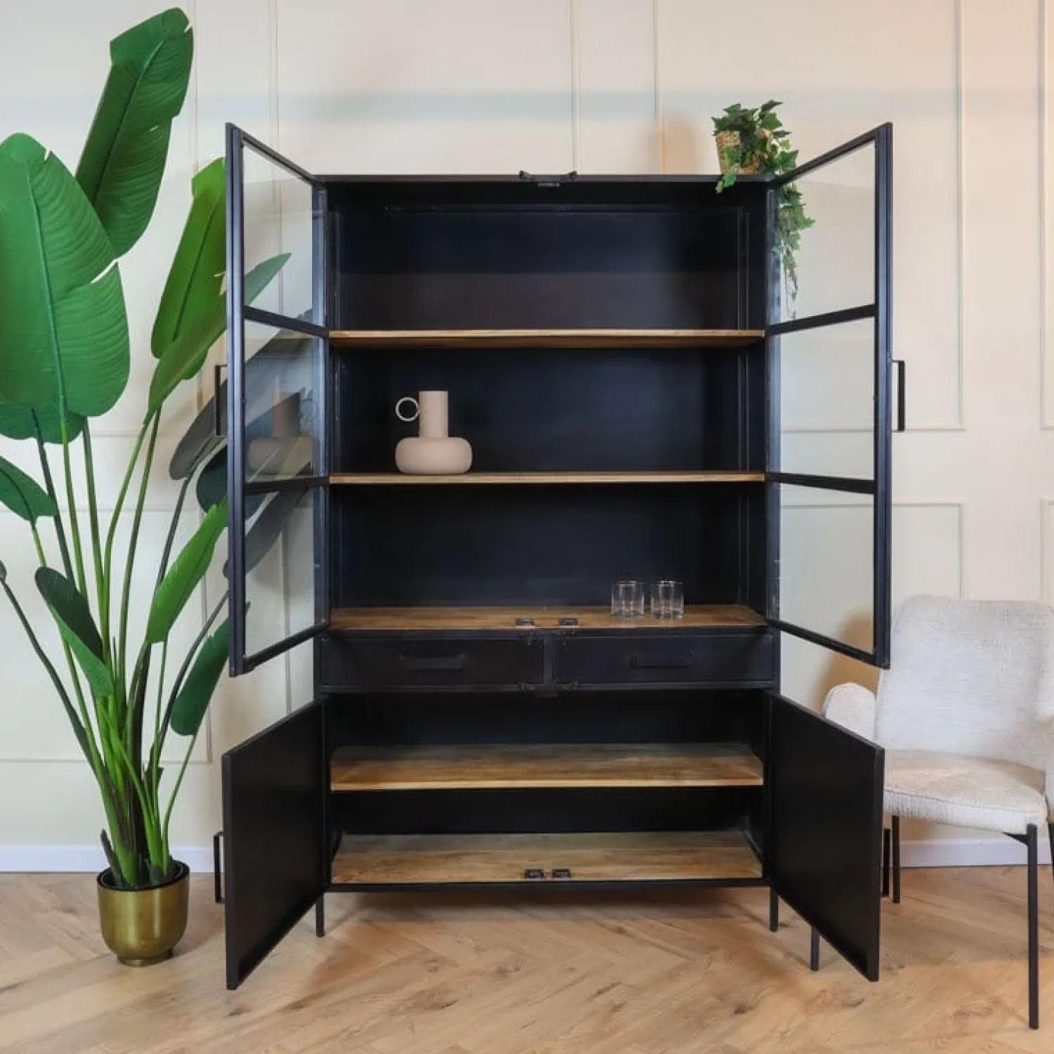Cavetown Vitrinekasten|Industriele Kasten|Figue vitrinekast industrieel zwart houten planken 120cm