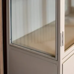 Cavetown Vitrinekasten|Industriele Kasten|Figue vitrinekast industrieel taupe binnenkant zijkant glas 120cm