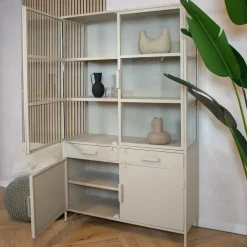 Cavetown Vitrinekasten|Industriele Kasten|Figue vitrinekast industrieel taupe binnenkant zijkant glas 120cm