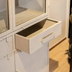 Cavetown Vitrinekasten|Industriele Kasten|Figue vitrinekast industrieel taupe zijkant glas 90cm