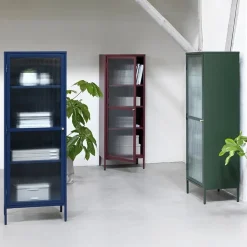 LykkeHome Boekenkasten|Vakkenkasten|Gulltop vitrinekast rood metaal 160cm