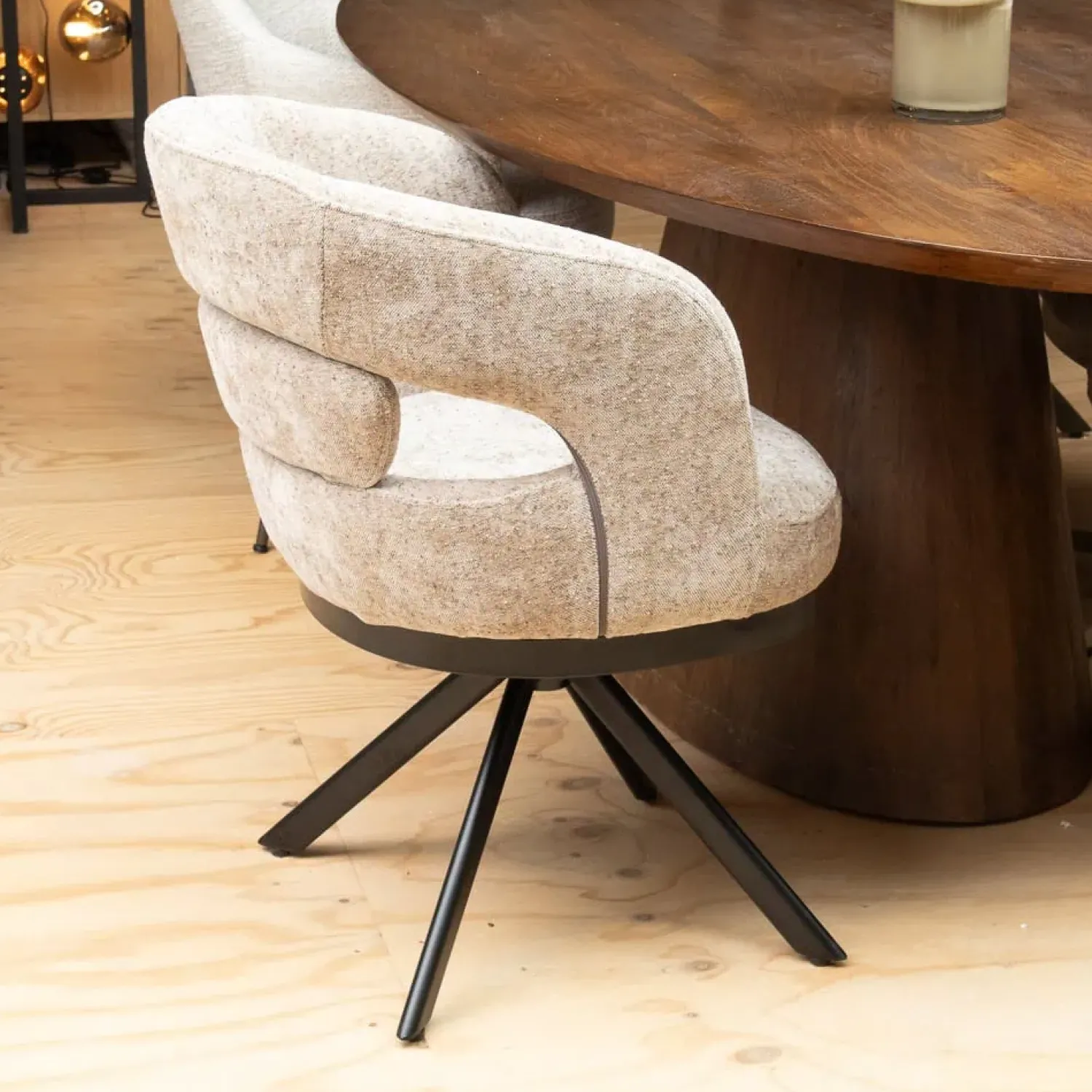 Vellori Design Eetkamerstoelen|Katsura Eetkamerstoel - be glory sand 04 Venus 360 zwart