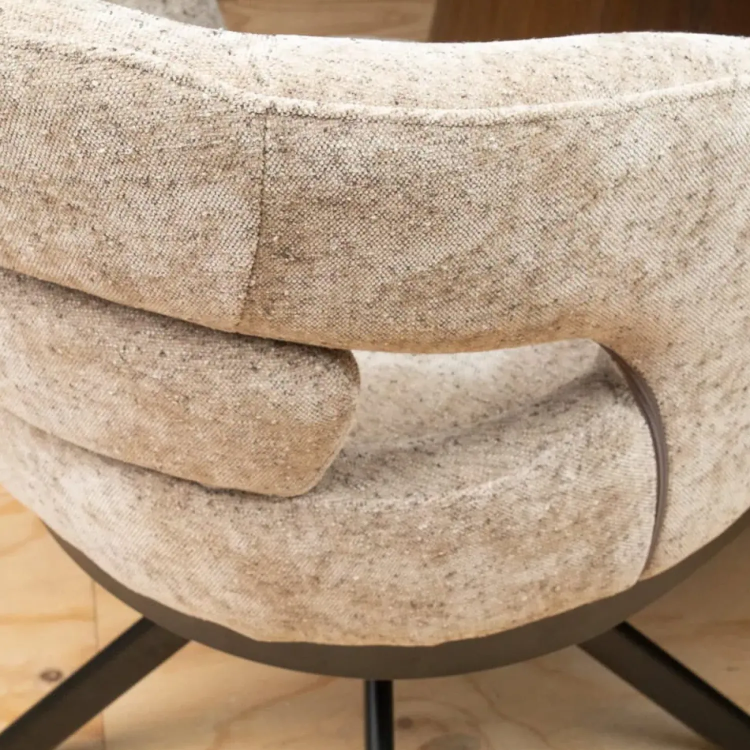 Vellori Design Eetkamerstoelen|Katsura Eetkamerstoel - be glory sand 04 Venus 360 zwart