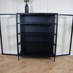LykkeHome Boekenkasten|Vakkenkasten|Kaya vitrinekast zwart metaal 110cm