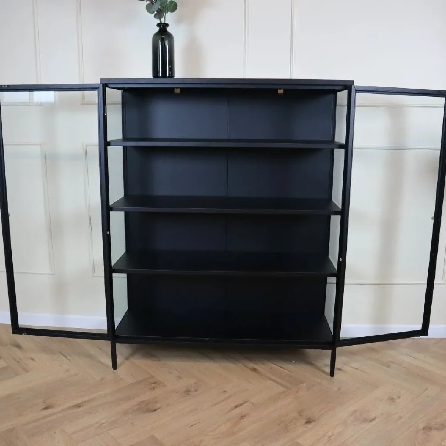 LykkeHome Boekenkasten|Vakkenkasten|Kaya vitrinekast zwart metaal 110cm