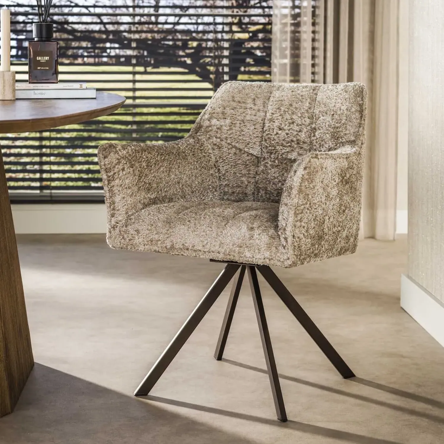 Kalfort Eetkamerstoelen|Kelly Eetkamerstoel Alura zand met bruin bronzen poot
