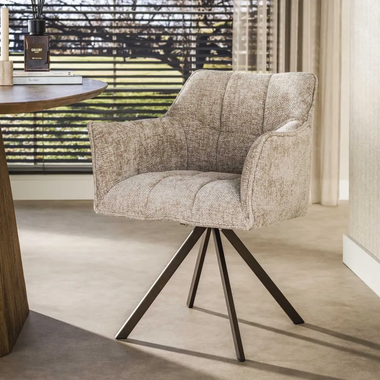Kalfort Eetkamerstoelen|Kelly Eetkamerstoel Hoven zand met bruin bronzen poot