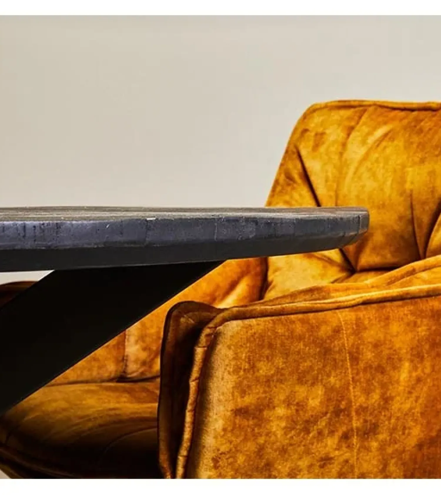 Furndea Eettafels|Orianna eettafel industrieel rond mangohout zwart