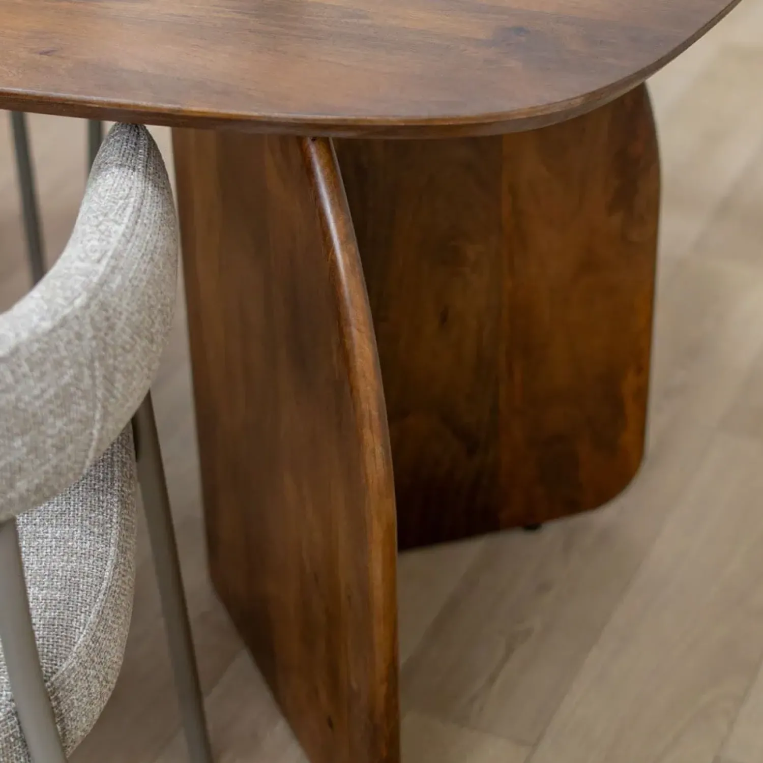 Vane Living Eettafels|Orla Eettafel Walnoot Deens Ovaal 200cm
