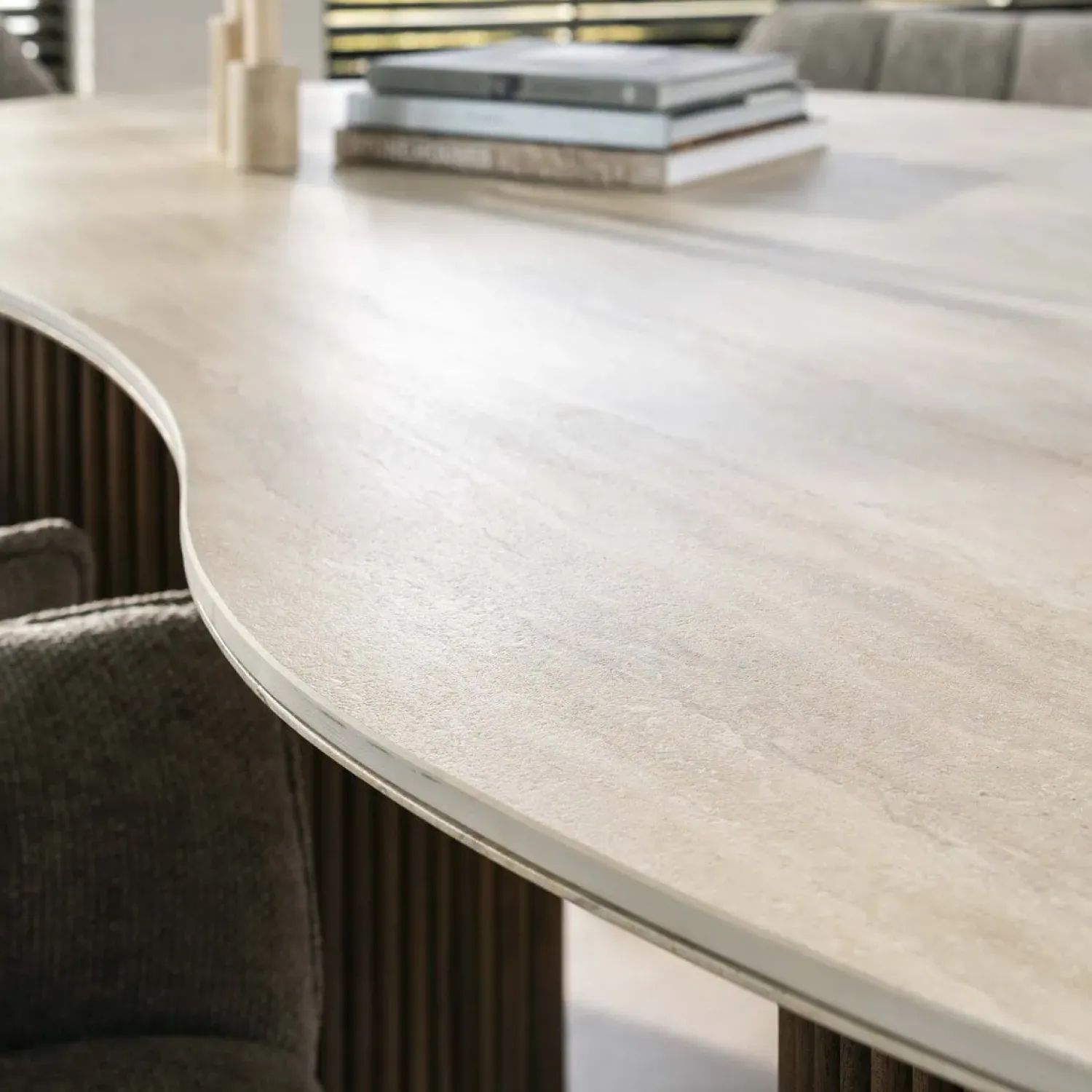 Kalfort Eettafels|Strato Eettafel niervormig Travertine 215cm