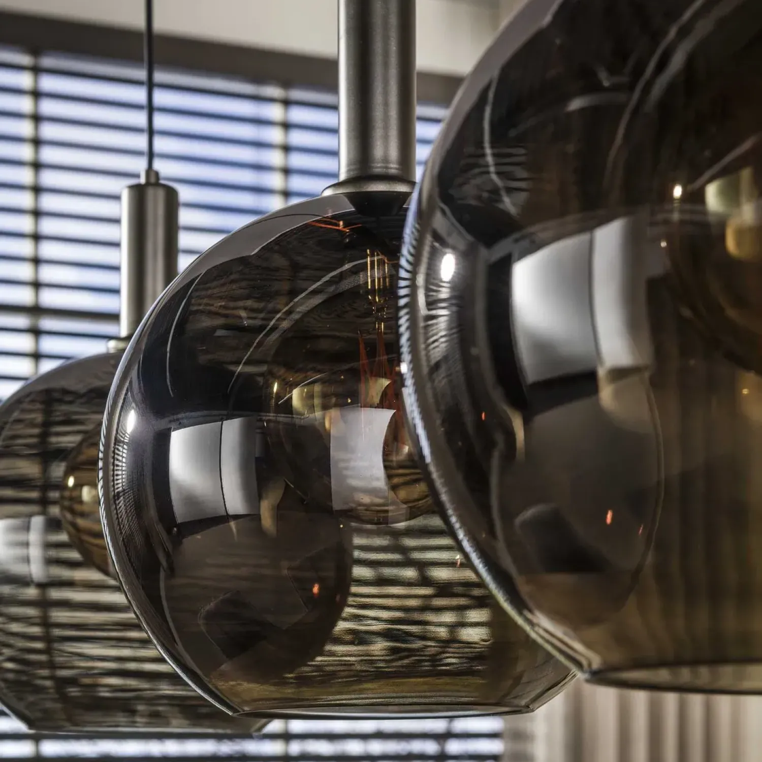 Kalfort Hanglampen|Glazen Hanglamp|Tessio 3-lichts Hanglamp Bruin glas