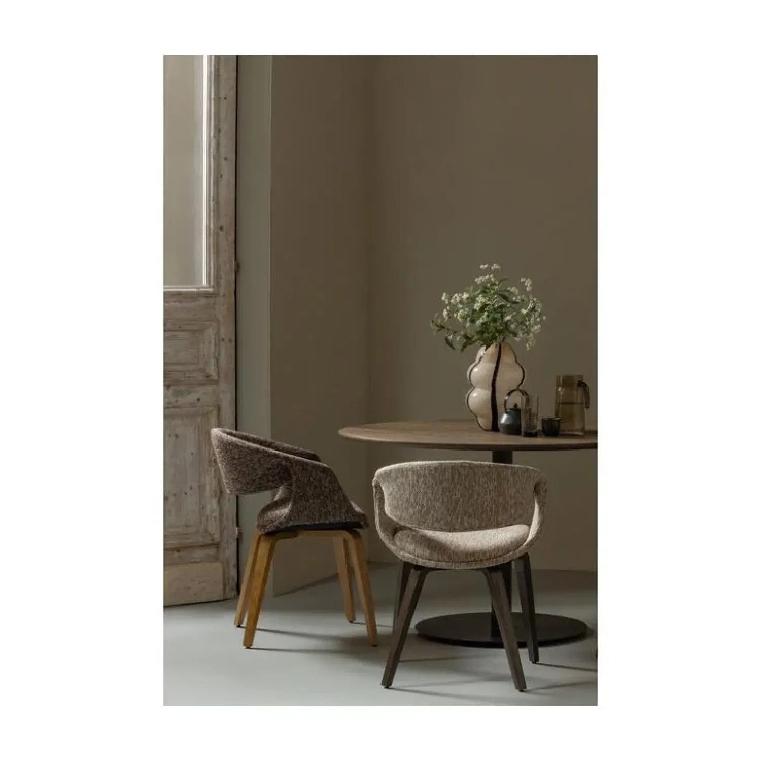 WOOOD Eetkamerstoelen|Yossi Eetkamerstoel zand met houten poot donkerbruin